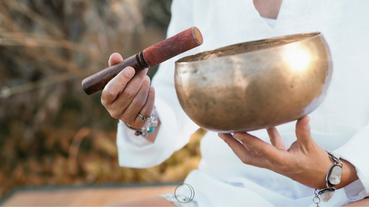 Plongez dans la Sérénité avec les Bols Tibétains : Histoire, Utilisations et Bienfaits