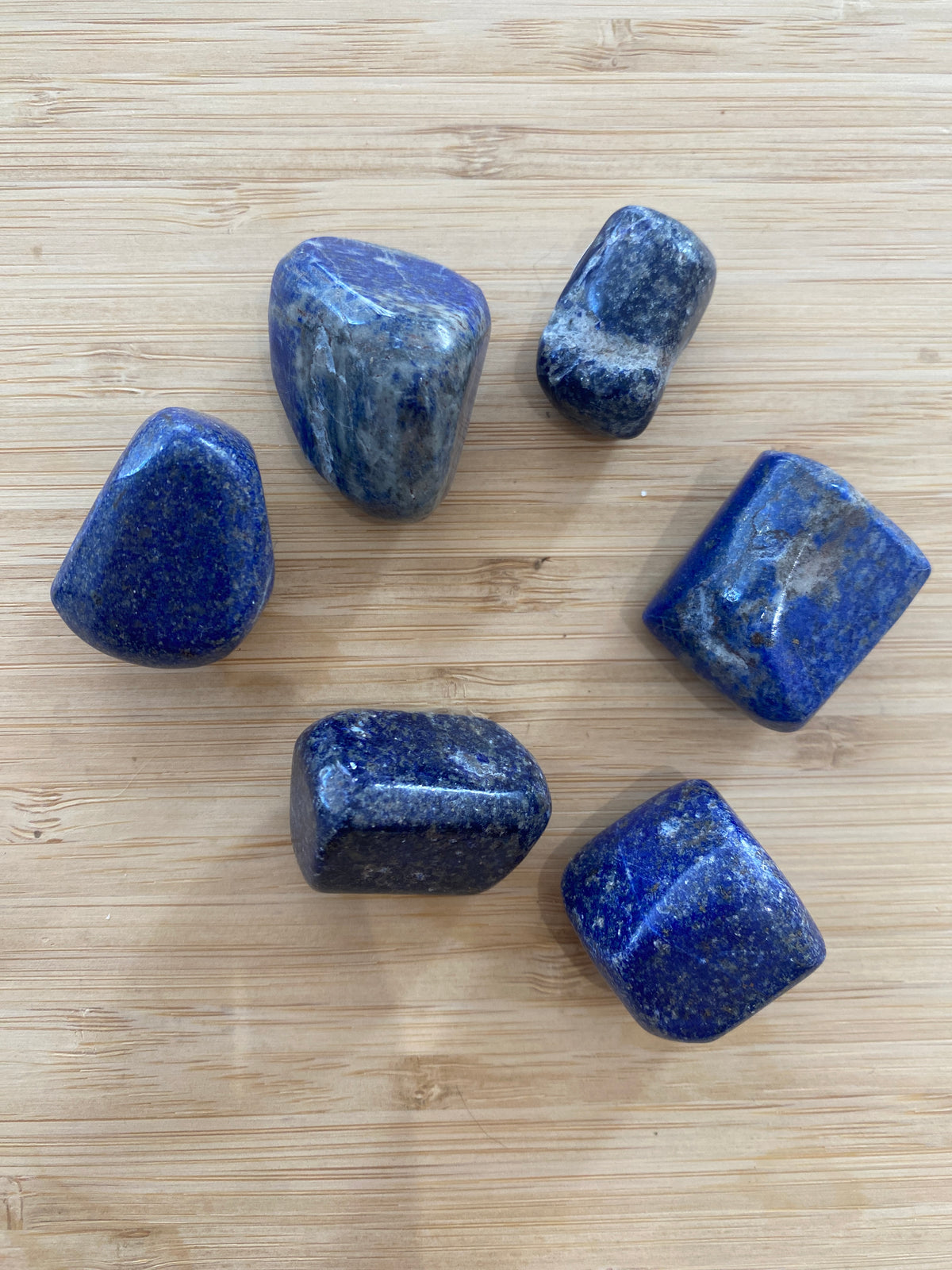 Avec son bleu intense ponctué de petites inclusions dorées de pyrite, le lapis-lazuli en pierre roulée est un minéral fascinant, apprécié depuis l'Antiquité. En lithothérapie, il est traditionnellement associé à la communication, à l'expression de soi et à la sagesse. Son format roulé permet de profiter de ses nuances profondes et de l'intégrer facilement à une collection de pierres naturelles.