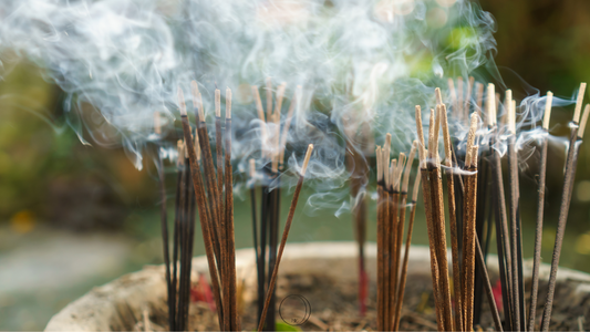 Découvrez les Différentes Sortes d'Encens : Comment Utiliser Cônes, Bâtons, Grains et Plus Encore pour la Purification et la Méditation
