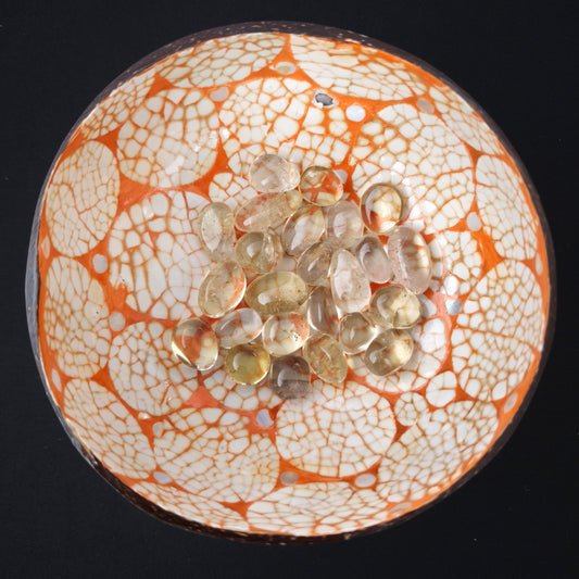 Apporte une touche de lumière à ton quotidien avec la pierre roulée en citrine naturelle. Avec ses nuances jaunes et dorées, cette variété de quartz est traditionnellement associée à la joie de vivre, à la confiance en soi et à l’abondance. Facile à garder près de soi, à glisser dans une poche ou à intégrer à ton espace personnel, elle séduira les amoureux des pierres naturelles et de leur symbolique.