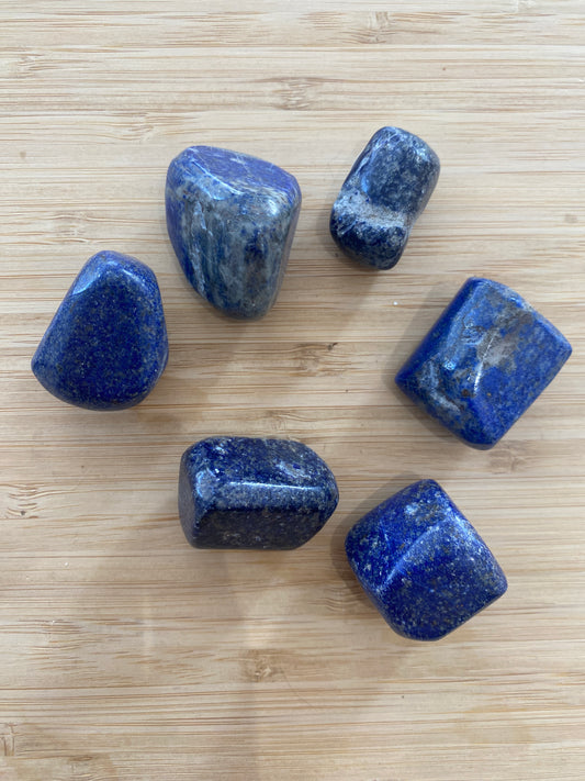 Avec son bleu intense ponctué de petites inclusions dorées de pyrite, le lapis-lazuli en pierre roulée est un minéral fascinant, apprécié depuis l'Antiquité. En lithothérapie, il est traditionnellement associé à la communication, à l'expression de soi et à la sagesse. Son format roulé permet de profiter de ses nuances profondes et de l'intégrer facilement à une collection de pierres naturelles.