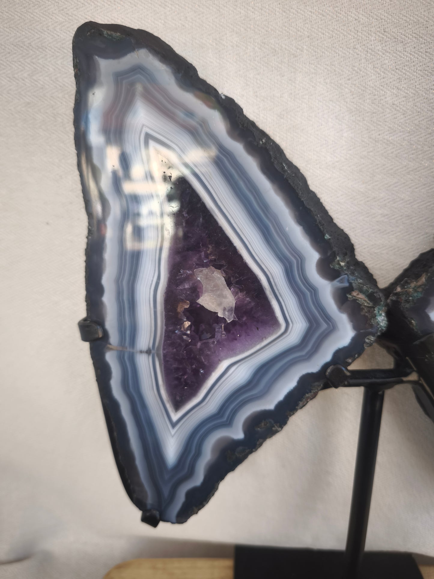 Papillon en Géode d'Agate, Améthyste et Quartz sur Socle - 4,26 kg (Pièce Unique)