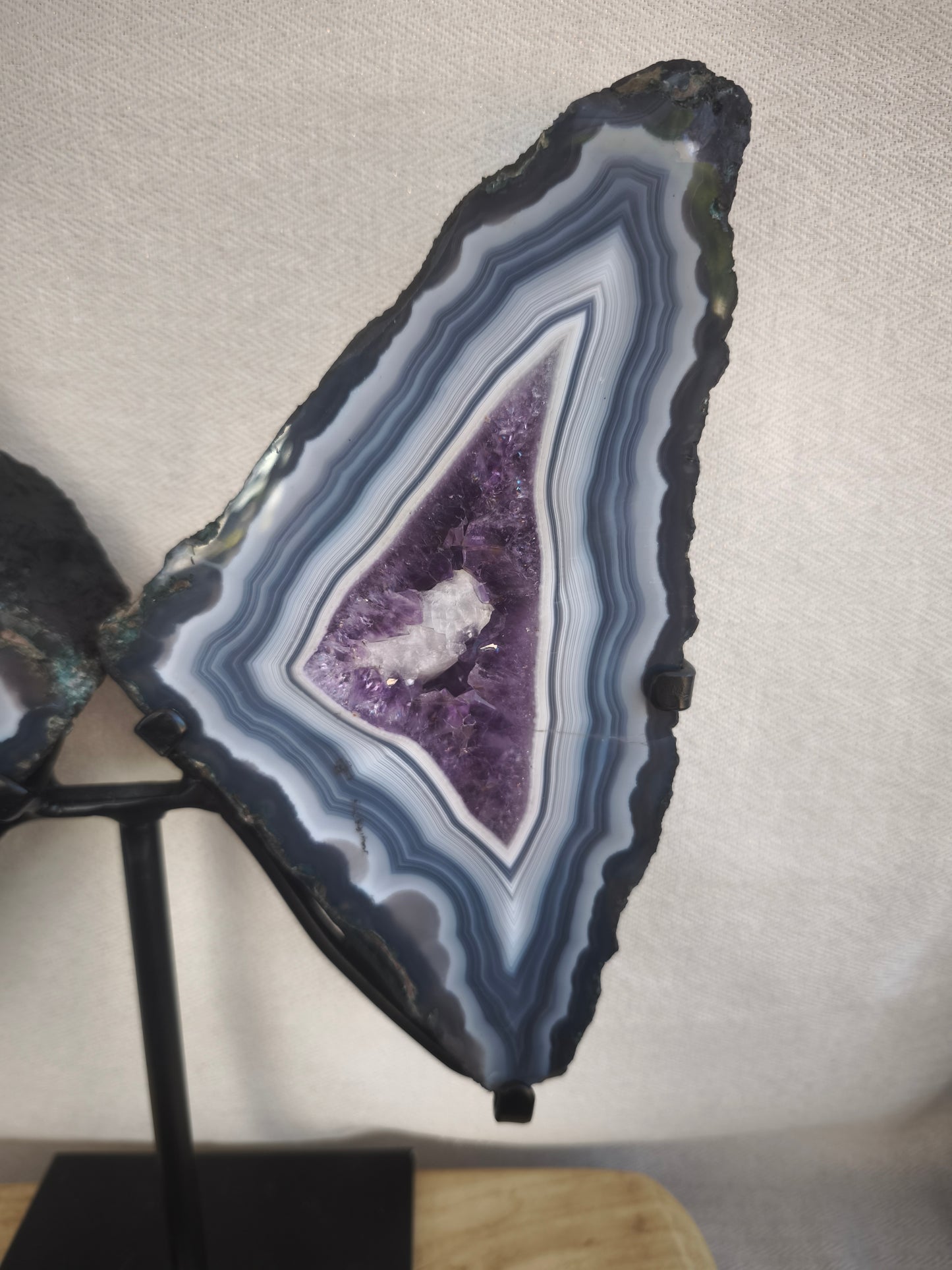 Papillon en Géode d'Agate, Améthyste et Quartz sur Socle - 4,26 kg (Pièce Unique)