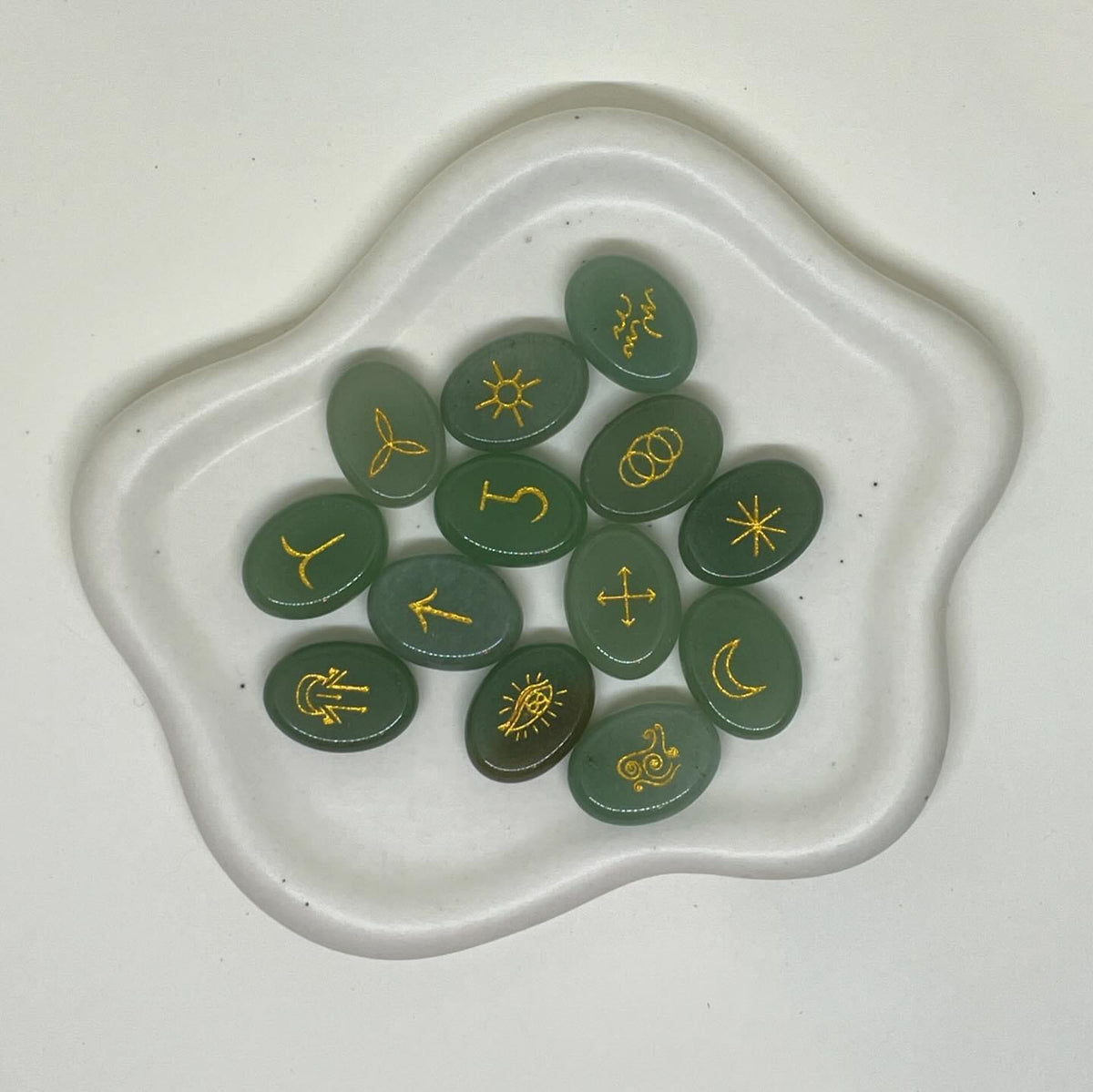 Découvre les runes de sorcière en aventurine verte naturelle, un jeu divinatoire qui associe la symbolique des runes à la beauté d’une pierre aux nuances vertes. Appréciée pour son aspect doux et ses variations naturelles, l’aventurine verte apporte une touche végétale et apaisante à ton univers spirituel.

Utilisées comme support de tirage, de réflexion personnelle ou de rituel symbolique, ces runes peuvent t’accompagner dans tes moments d’introspection et t’aider à explorer différentes pistes de réflexion