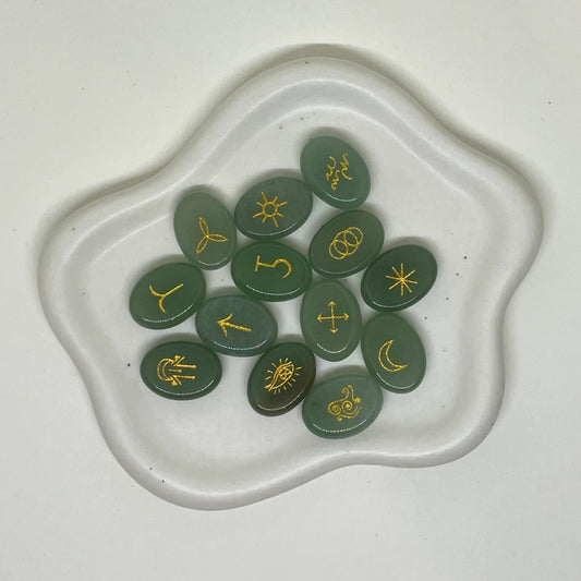 Découvre les runes de sorcière en aventurine verte naturelle, un jeu divinatoire qui associe la symbolique des runes à la beauté d’une pierre aux nuances vertes. Appréciée pour son aspect doux et ses variations naturelles, l’aventurine verte apporte une touche végétale et apaisante à ton univers spirituel.

Utilisées comme support de tirage, de réflexion personnelle ou de rituel symbolique, ces runes peuvent t’accompagner dans tes moments d’introspection et t’aider à explorer différentes pistes de réflexion