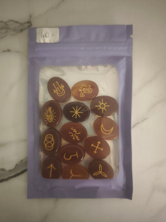 Apporte une touche chaleureuse à tes pratiques spirituelles avec ces runes de sorcière en cornaline naturelle. Avec ses nuances allant de l’orange doux au rouge orangé, cette pierre est appréciée pour son aspect lumineux et ses variations naturelles.

Utilisées comme support de tirage et de réflexion personnelle, les runes de sorcière permettent d’explorer des symboles, de formuler des intentions et de prendre un temps pour soi. Chaque pièce en pierre naturelle possède ses propres nuances et particularités.