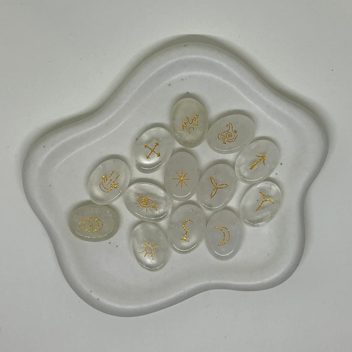 Découvre les runes de sorcière en cristal de roche naturel, un jeu divinatoire qui associe la symbolique des runes à la beauté d’un quartz transparent ou translucide. Avec leur apparence lumineuse, ces pierres apportent une touche minérale et intemporelle à tes pratiques spirituelles.

Utilisées comme support de tirage, de réflexion personnelle ou de rituel symbolique, les runes peuvent t’aider à explorer différentes pistes de réflexion et à poser tes intentions. Chaque pièce en pierre naturelle présente se